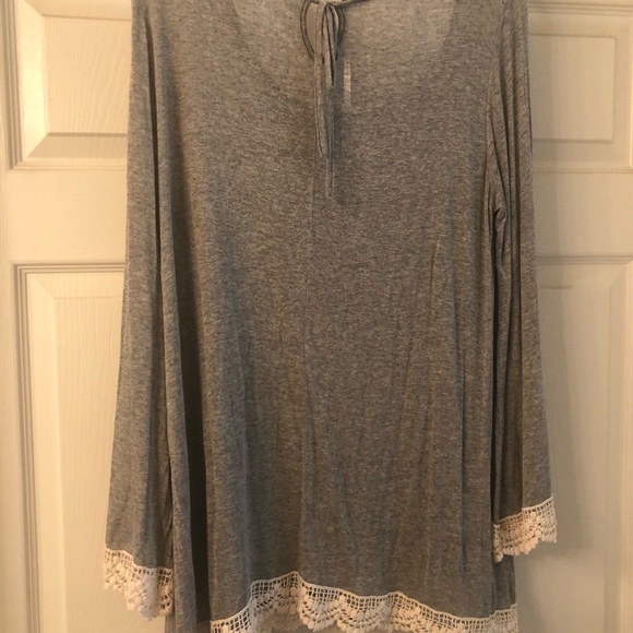 Boutique tunic trimmed in lace - Picture 3 of 4